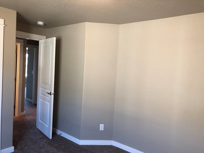 Building Photo - Beautiful newer 4 bedroom house in Coburg!