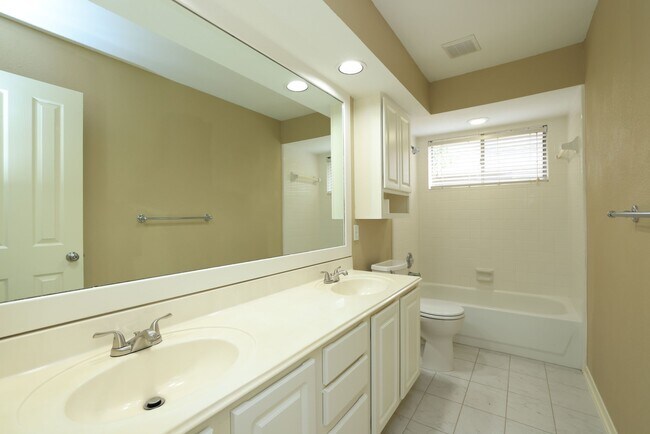 Building Photo - 47 E Greywing Cir