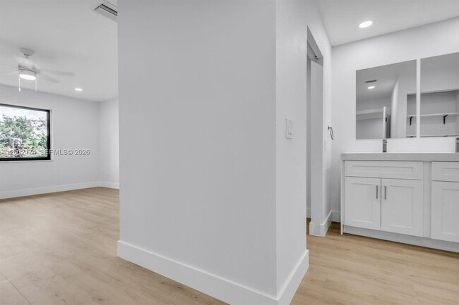 Building Photo - 8535 Casa Del Lago