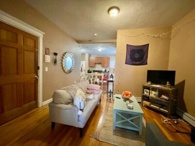 Building Photo - 5 Bed 2 Bath - Allston - 9/1