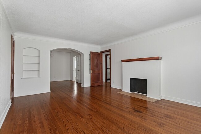 Building Photo - 5918 La Vista Dr