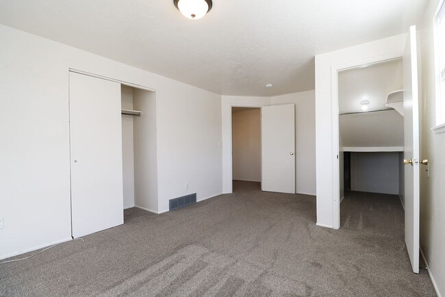 Building Photo - Loveland 2BR with Laundry and Balcony