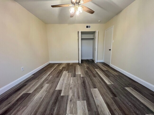 Building Photo - Stunning 2nd Floor Apartment in Telford! Parking Spot Included!