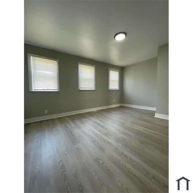 Building Photo - 3 Bedroom Completely rehabbed