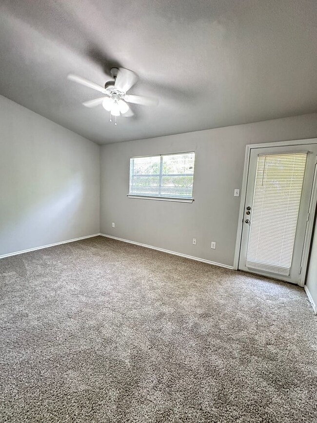 Building Photo - Eastside Townwhome - River Crossing - Down...