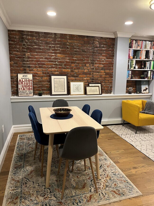 Dining area for 6 - 192 Hart St