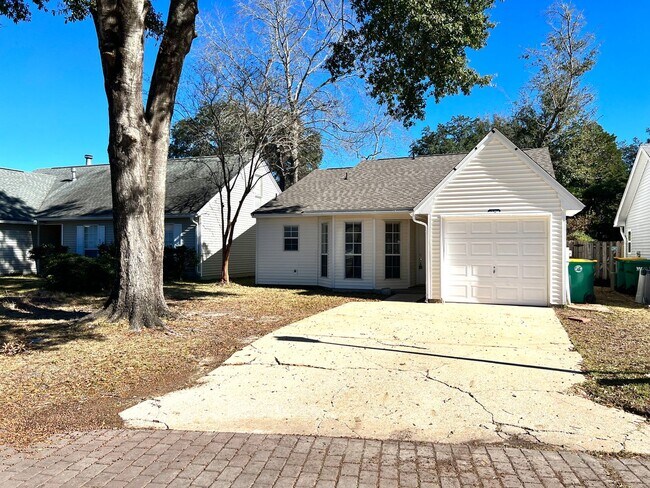 Building Photo - Charming home in Blue Pine Village!
