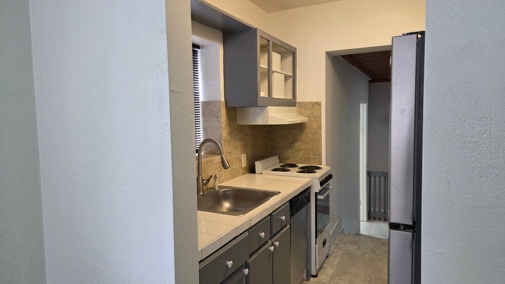 Building Photo - 311 SW 12th Ct