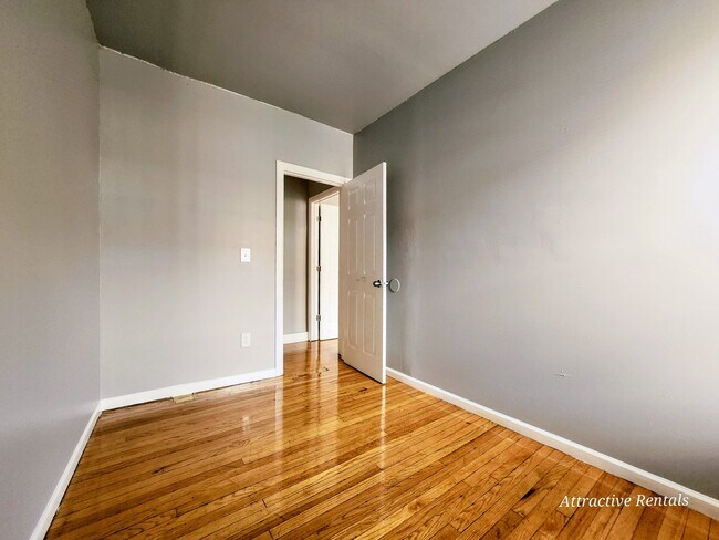 Building Photo - 1617 W 78th St