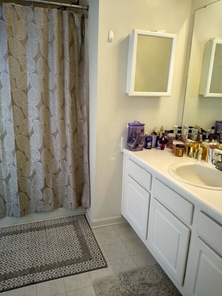 Building Photo - 5810 Battery Dr