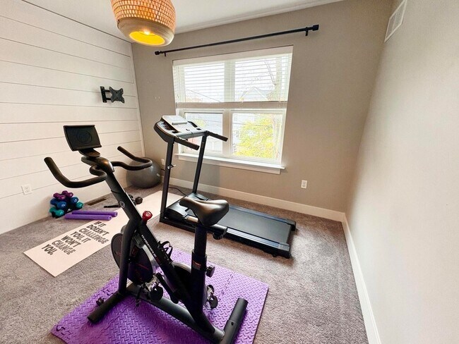 Building Photo - 718 N Alexander Ave