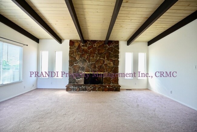 Building Photo - "Charming 3-Bedroom Sanctuary in San Rafael – Spacious 2,250 Sq Ft Home with 2 Full Baths!"