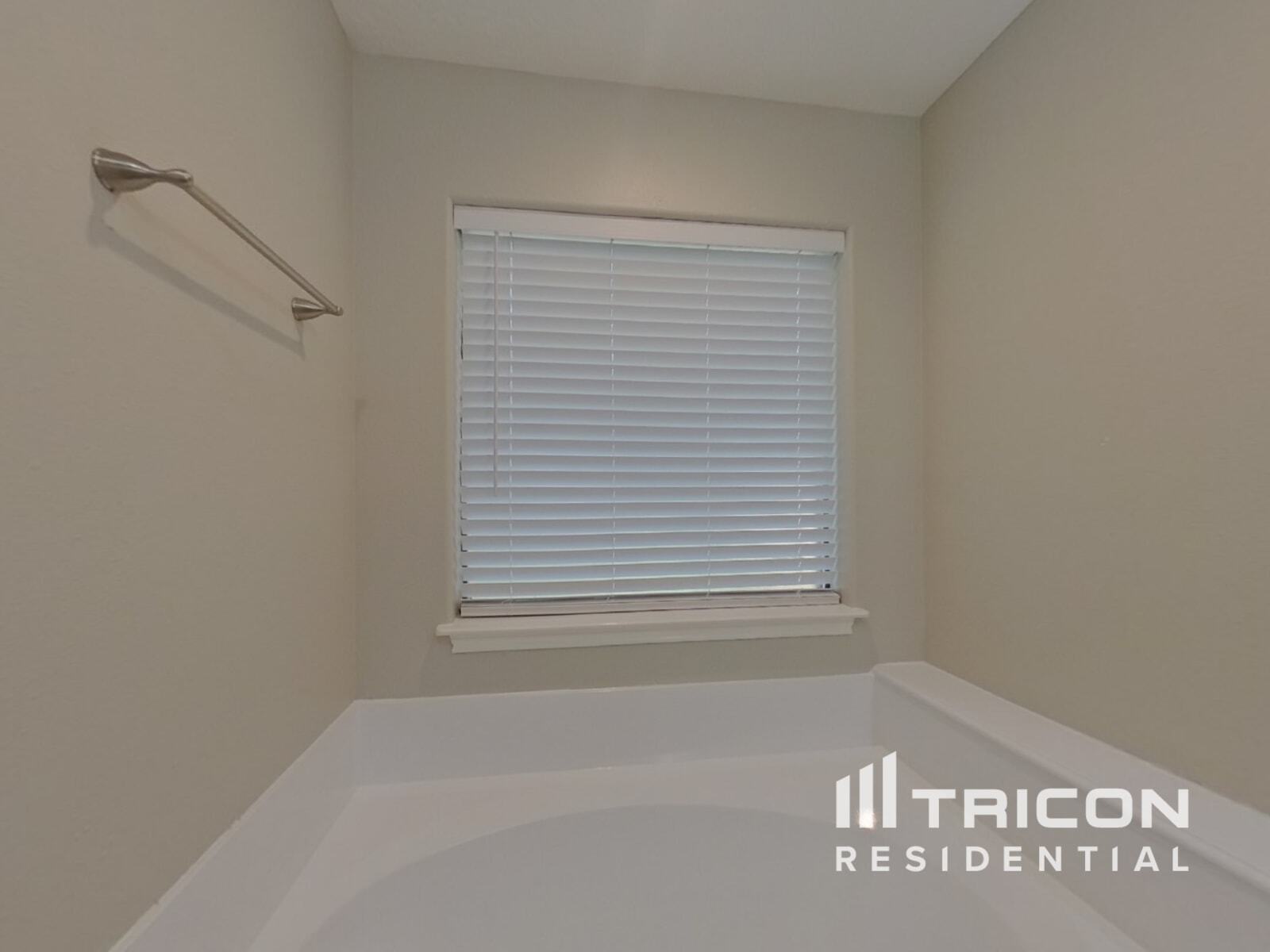 Building Photo - 729 Forest Ln Dr