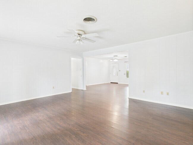 Building Photo - 1402 Village Dr