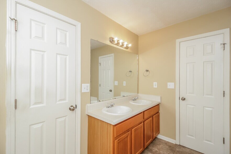 Building Photo - 15 Fairview Oak Pl