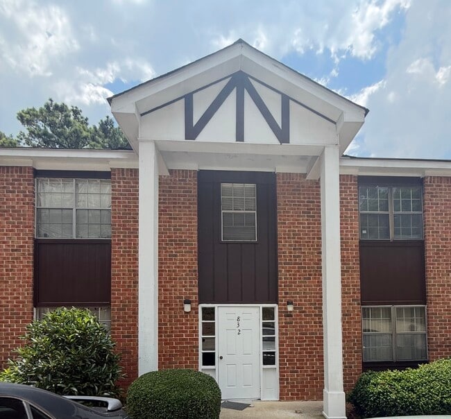 Building Photo - 832 Beacon Pky E