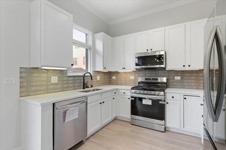 Building Photo - 839 W 14th Pl