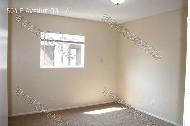 Building Photo - 504 E Ave Q3