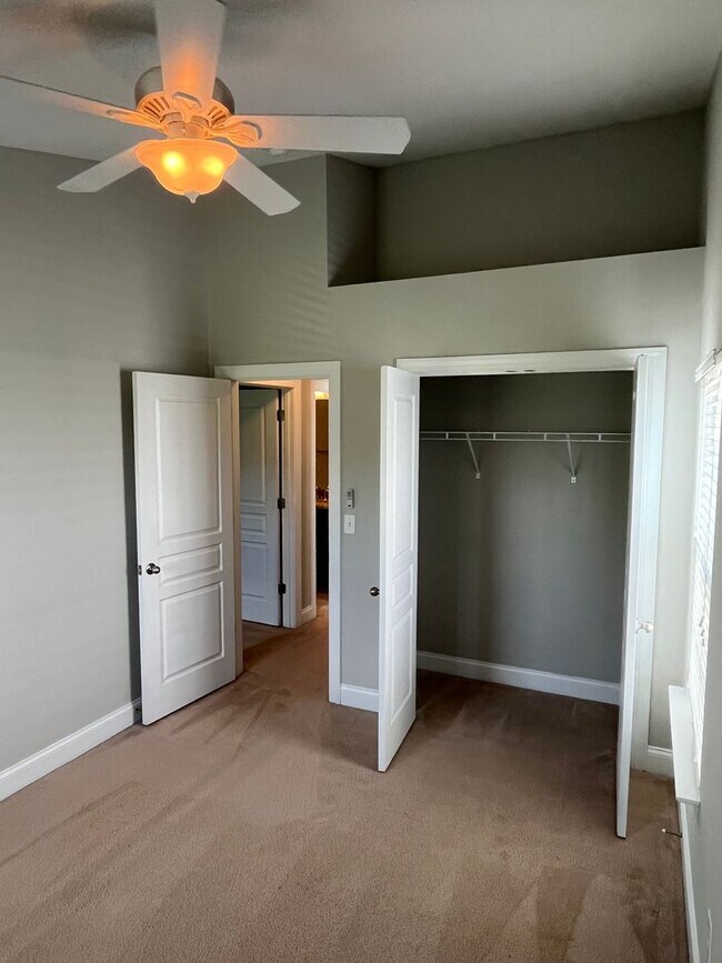 Building Photo - Rare 3 Bedroom townhome between Harrisburg...
