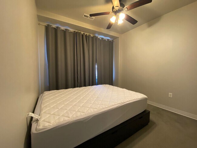 Building Photo - $1,500 | 1 Bedroom, 1 Bathroom Condo | No ...