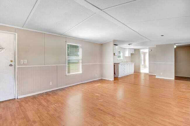Building Photo - Newly Renovated! 3 Bedroom | 2 Bathroom Mo...