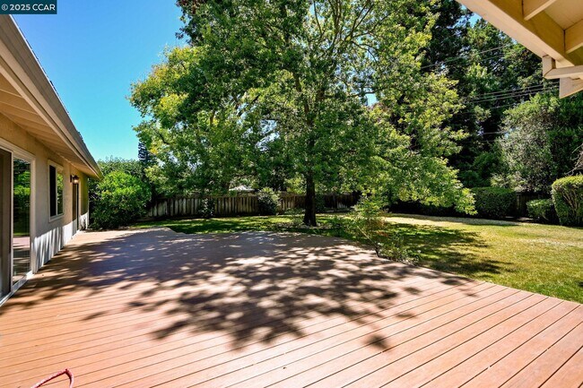 Building Photo - 251 Paraiso Dr