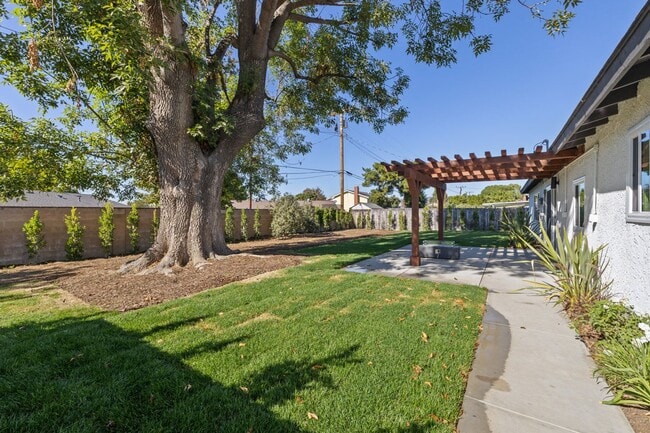 Building Photo - Donner