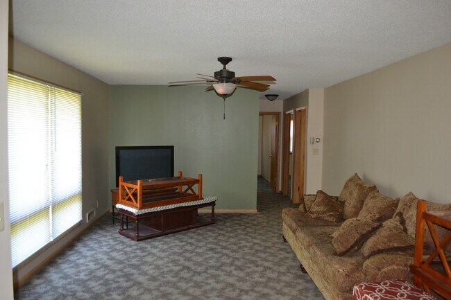 Building Photo - Nice 3-4 Br, 2 Bath Ranch style home, fenced in yard, garage, patio, full basement