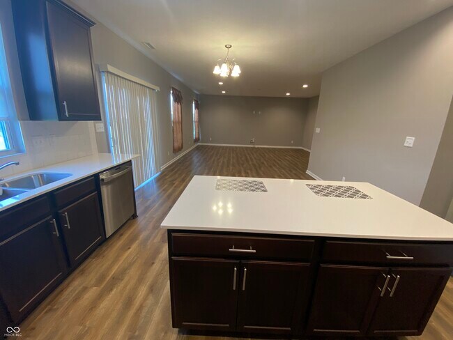 Building Photo - 5668 Grosbeak Dr