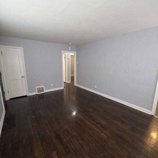 Building Photo - Cozy 3 bedrooms and 1 bath home located on Brooklane St in Raytown, MO.