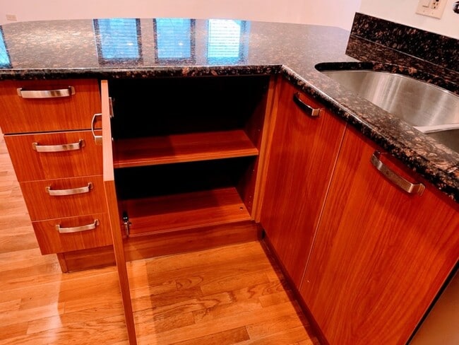 Building Photo - 2544 W Hollywood Ave