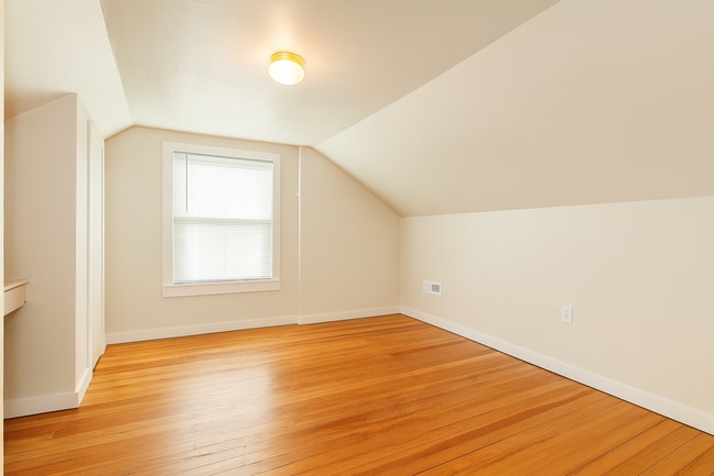 Building Photo - Charming Bend Home with Spacious Bonus Roo...