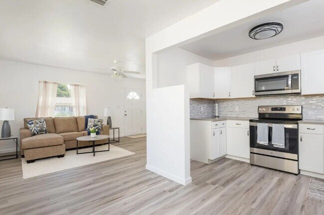 Building Photo - Housing Voucher Accepted: Charming 3-Bedro...