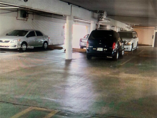 Building Photo - 1250 NE 125th St