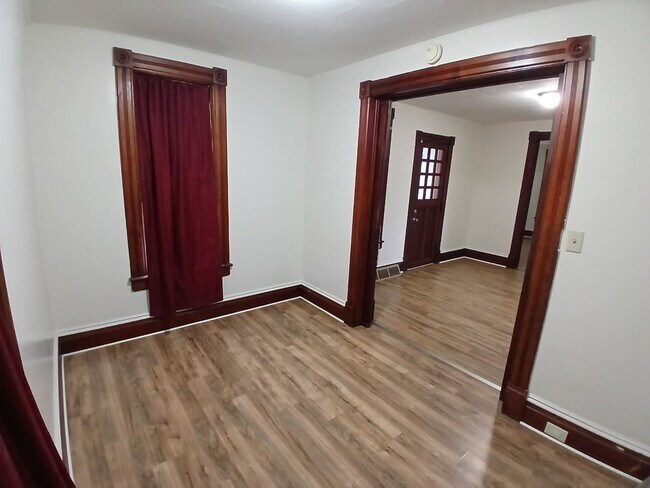 Building Photo - 306 N Elm Ave