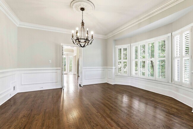 Building Photo - Charming 3BR Townhome with Elevator in the Heart of Fayetteville