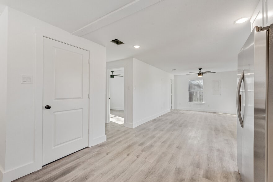 Building Photo - 303 W Broad St