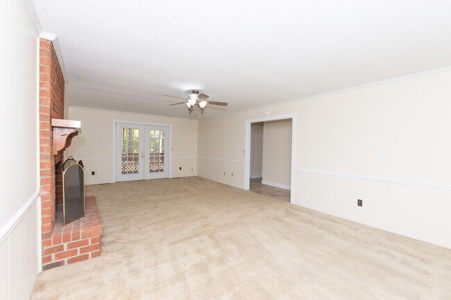 Building Photo - $300 off the first month's rent on a 12 month approved lease