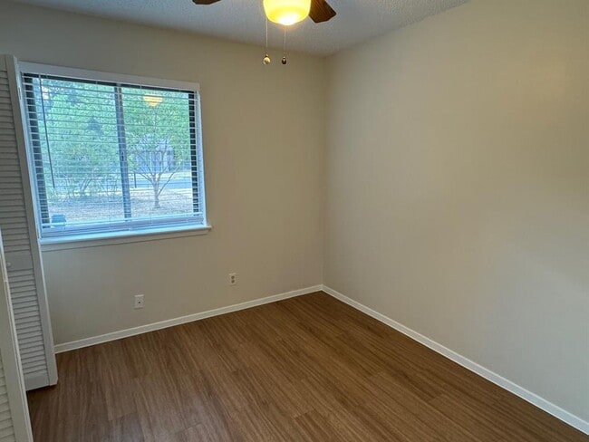 Building Photo - 5112 Meadow Creek Dr