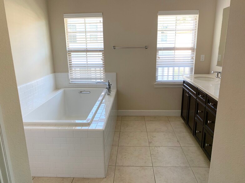 Building Photo - 7945 Whimbrel Lane