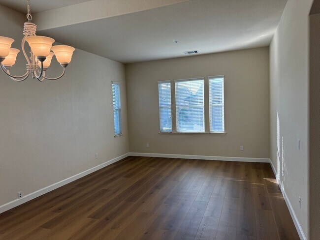 Building Photo - 1587 Regent Dr