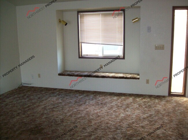 Building Photo - r1