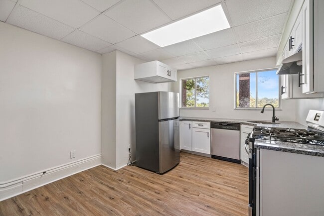 Building Photo - 4 bed 1 bath - all updated, central air, laundry