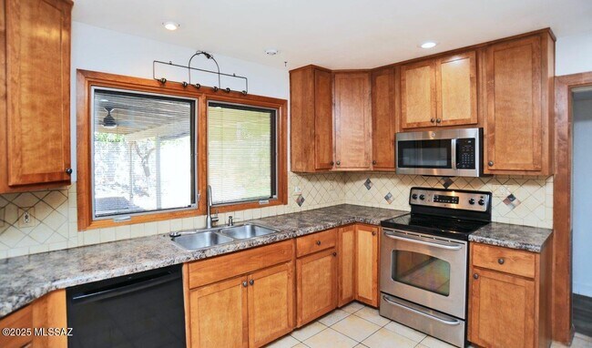 Building Photo - 4741 W Red Wolf Dr