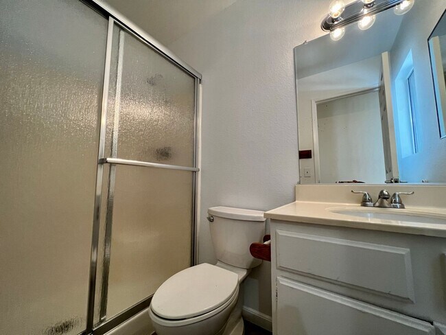 Building Photo - Available Now! 3 Bedroom, 2 bathroom home ...