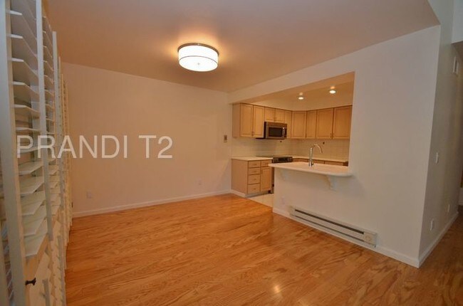 Building Photo - Bright and Spacious condo in Pacheco Valley