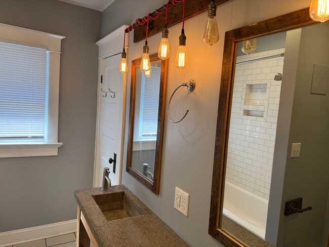 Building Photo - 1020-1022 S Randolph