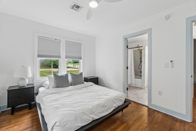 Building Photo - Charming 3-Bedroom Home with Modern Finishes and Inviting Patio!