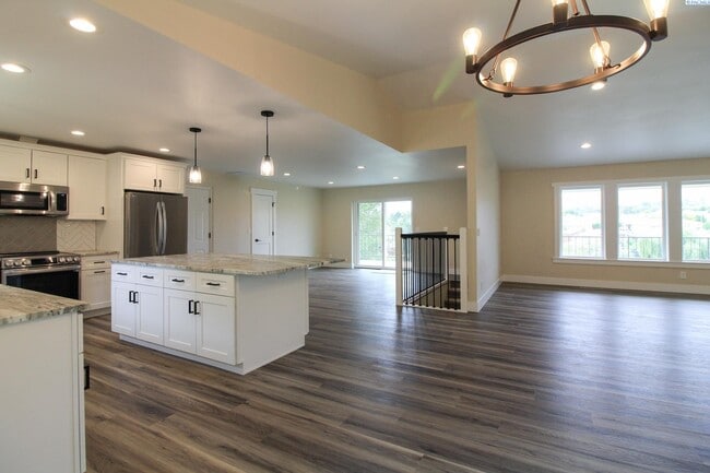 Building Photo - 5 Bed/3 Bath House in Kennewick Canyon Lakes