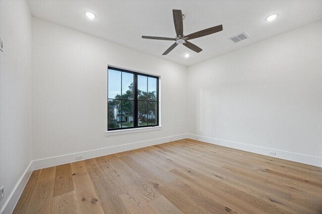 Building Photo - 431 W 30th St